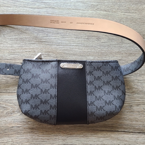 NWT Michael Kors Logo Black Belt Bag - Picture 2 of 7